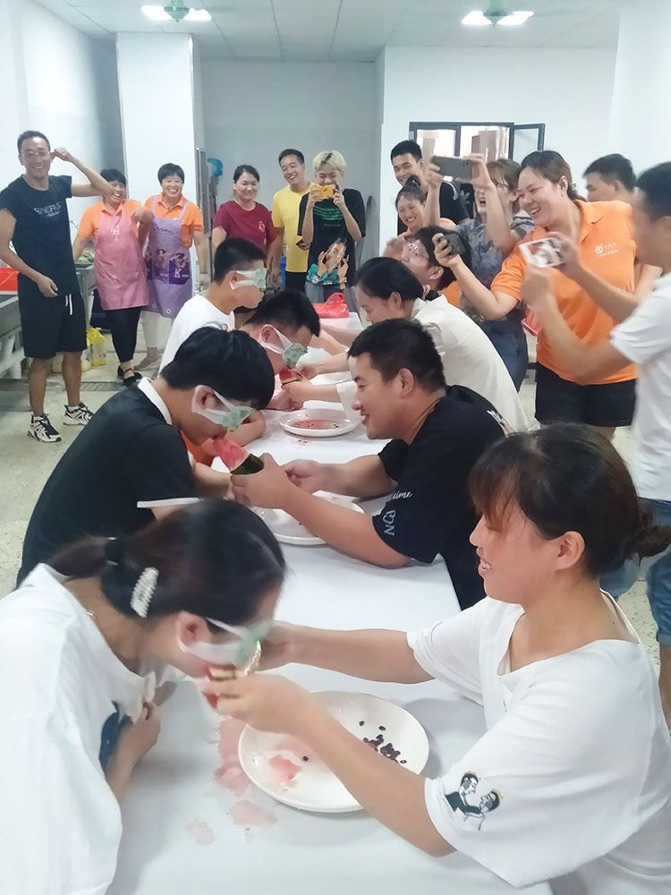 邊鋒機械集團(tuán),隔膜泵廠家,公司團(tuán)建,夏天吃西瓜大賽
