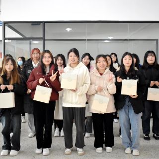 “送你一朵小紅花”！邊鋒開展婦女節(jié)福利贈送活動